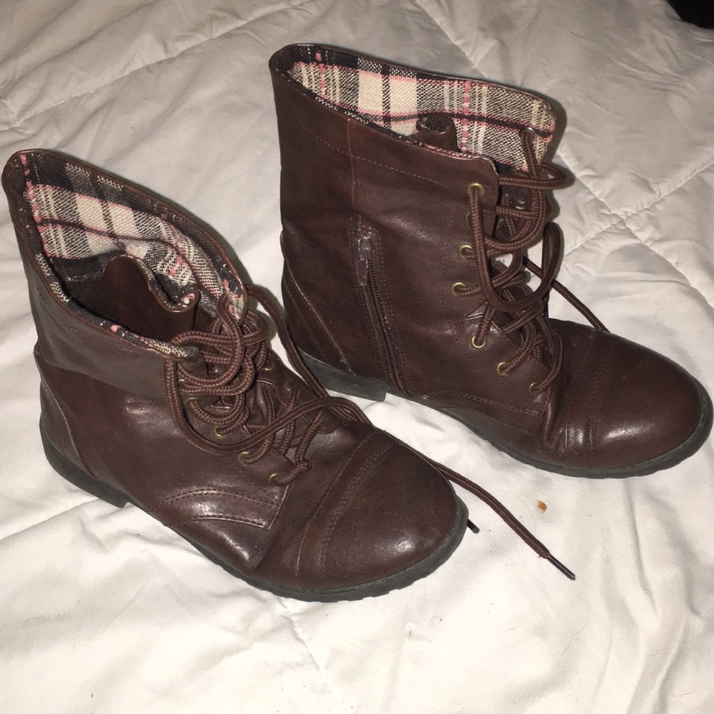 Combat boots